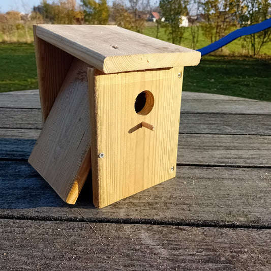 Houttan houten nestkast met schuin dakje