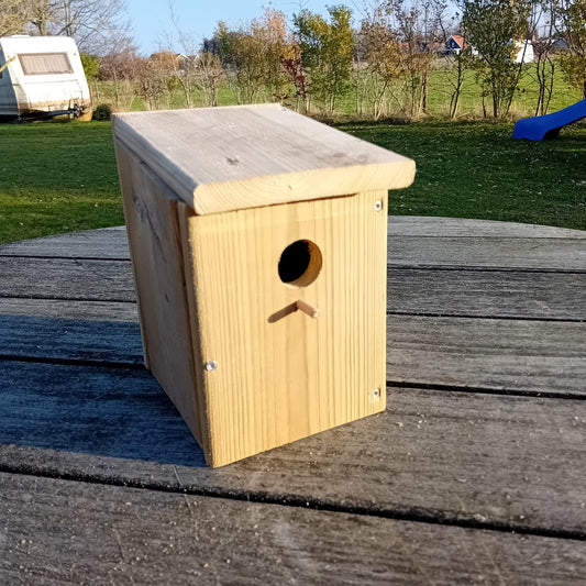 Houttan houten nestkast met schuin dakje
